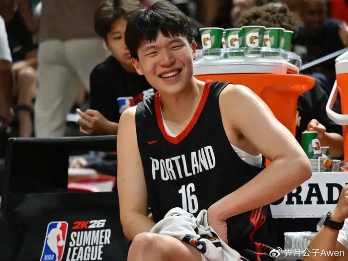 海星体育-常规赛快结束了，杨瀚森连洛杉矶英文说不出来，球迷：换个翻译吧|开拓者|NBA|波特兰开拓者队|德尼·阿夫迪亚|本-麦克勒莫_新浪体育_新浪新闻